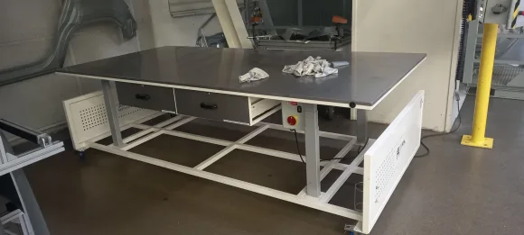 Atypický pojízdný pracovní stůl s výsuvnými zásuvkami v dílně