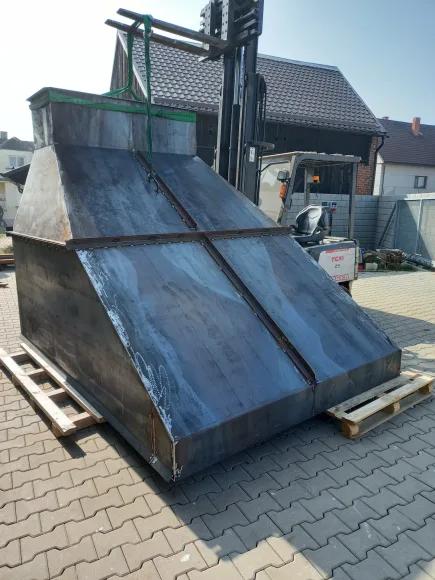 Velký ocelový kryt jehlanového tvaru na paletách