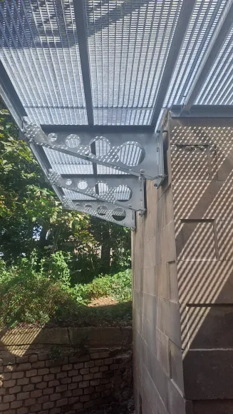 Detail kotvení pozinkované roštové podesty ke zdi
