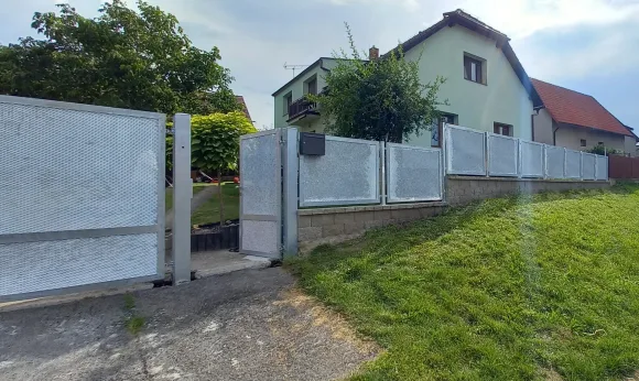Plot s tahokovovou výplní a brankou na podezdívce