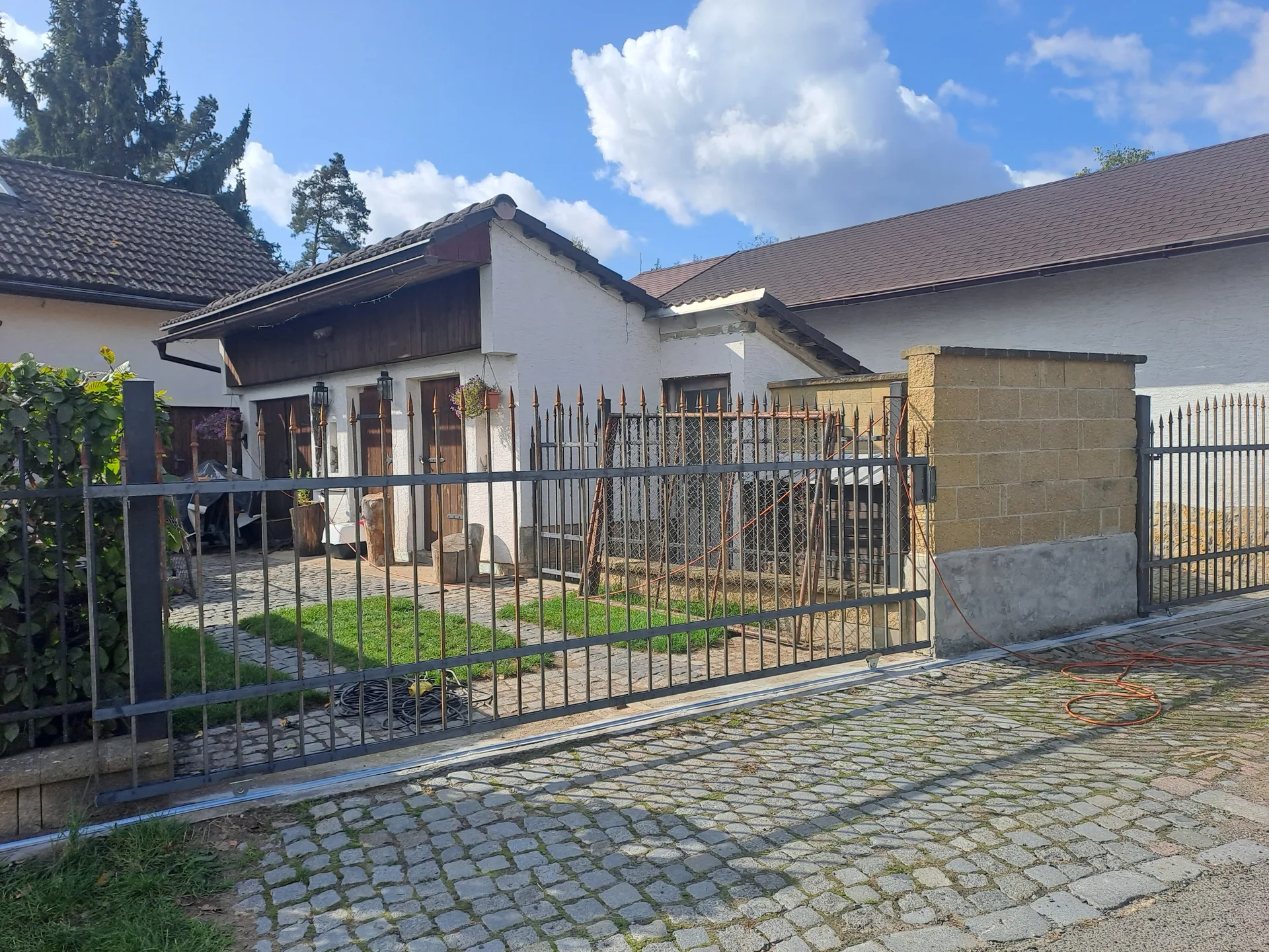 Posuvná kovaná vjezdová brána s hroty na kolejnici