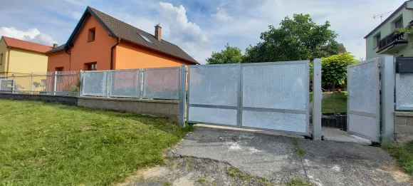 Dvoukřídlá vjezdová brána s tahokovovou výplní
