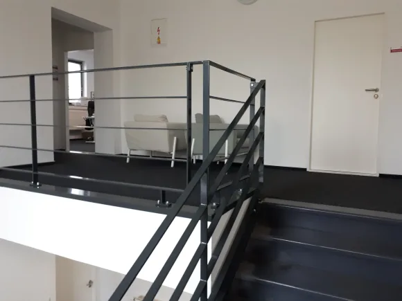 Černé ocelové zábradlí galerie s vodorovnou výplní