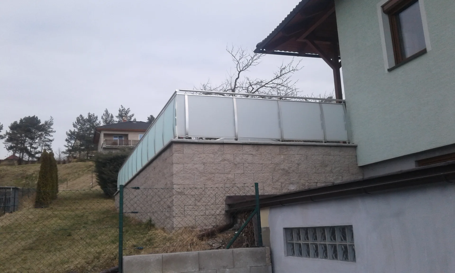 Nerezové zábradlí se skleněnou výplní na terase
