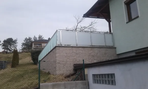 Nerezové zábradlí se skleněnou výplní na terase