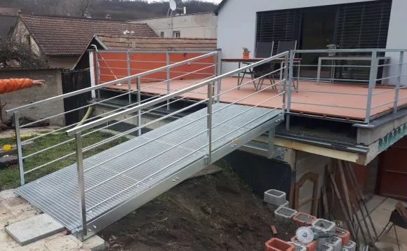 Pozinkovaná rampa s roštem a zábradlím k terase