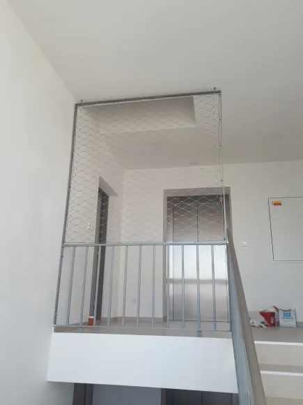Zábradlí galerie s ocelovou lankovou sítí