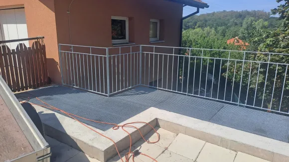 Pozinkované zábradlí a roštová podlaha terasy s výhledem